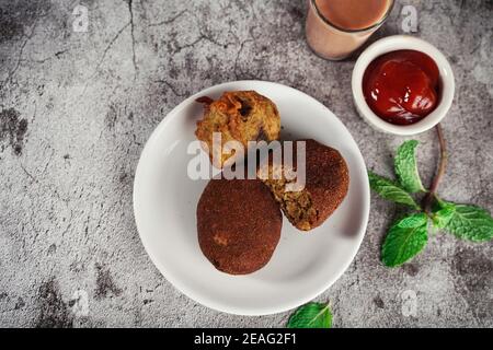 Cotolette di manzo fatte in casa - spuntini Kerala serviti con tè, fuoco selettivo Foto Stock