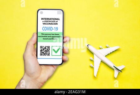 Certificato di vaccinazione del coronavirus o passaporto del vaccino per viaggiatori. COVID-19 immunità e-Passport nell'app mobile per smartphone per internat Foto Stock