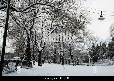 Kelvin Way dopo la nevicata pesante a Glasgow, 9 febbraio 2021 (ingresso al Kelvingrove Park) Foto Stock