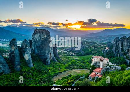 Tramonto sui monasteri di Roussanou e San Nicola Anapavsa a Meteora, Grecia Foto Stock