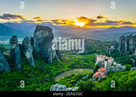 Tramonto sui monasteri di Roussanou e San Nicola Anapavsa a Meteora, Grecia Foto Stock