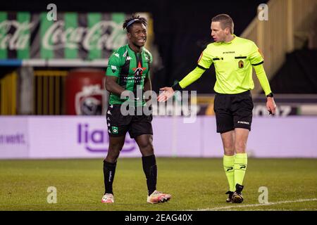 Cercle's Kevin Denkey festeggia dopo aver segnato durante una partita di calcio tra Cercle Brugge e KV Oostende (entrambi della prima divisione 1A), Martedì 09 Fe Foto Stock