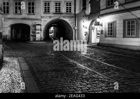 Tunnel scuro in via Letenska di Praga, Repubblica Ceca. Immagine in bianco e nero. Foto Stock