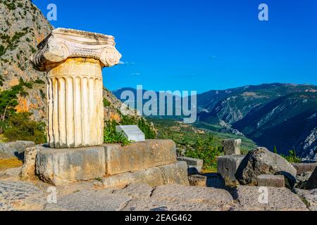 Una vecchia colonna situata nell'antico sito di Delfi Grecia Foto Stock