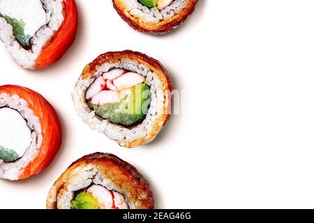 Sushi isolato su sfondo bianco. Sushi sfondo. Sushi con luna di miele fresca e involtini di anguilla su sfondo bianco. Rotoli pieghevoli rotondi. Fresco r Foto Stock