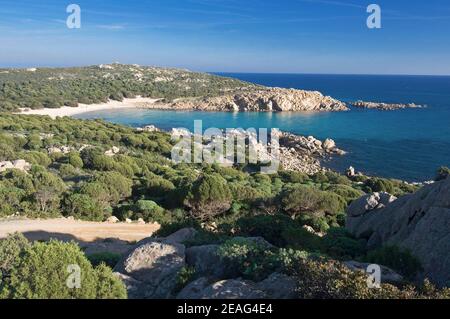 Acque cristalline e sabbia bianca nella spiaggia di Cala cipolla, Chia, Sardegna Foto Stock