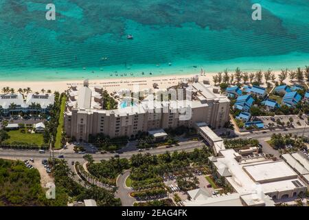 Vista aerea mozzafiato della costa di Ritz Carlton, Seven Mile Beach Grand Cayman, Isole Cayman, Caraibi Foto Stock