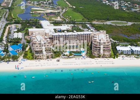 Vista aerea mozzafiato della costa di Ritz Carlton, Seven Mile Beach Grand Cayman, Isole Cayman, Caraibi Foto Stock