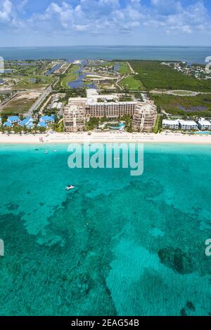 Vista aerea mozzafiato della costa di Ritz Carlton, Seven Mile Beach Grand Cayman, Isole Cayman, Caraibi Foto Stock