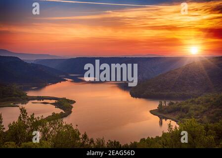 Incredibile alba sul fiume Krka nel Parco Nazionale in Croazia, bellissimo paesaggio, attrazione turistica, concetto turistico estivo Foto Stock
