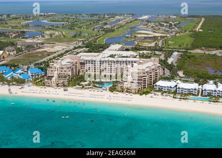 Vista aerea mozzafiato della costa di Ritz Carlton, Seven Mile Beach Grand Cayman, Isole Cayman, Caraibi Foto Stock