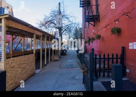 Brooklyn, USA - 20 gennaio 2021: Un ristorante all'aperto vuoto durante il coronavirus a Berlino. Regole del ristorante Covid 19. Foto Stock