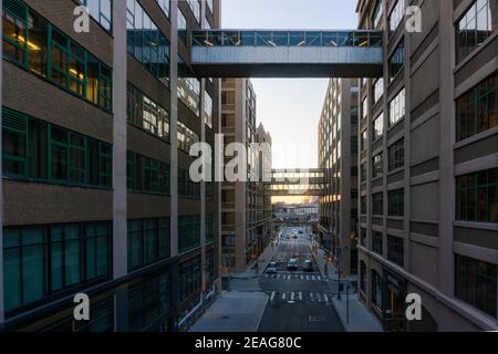 New York, USA - 21 gennaio 2021: Edificio collegato da ponte aereo a Dumbo, Brooklyn. Edifici che separano la strada Foto Stock