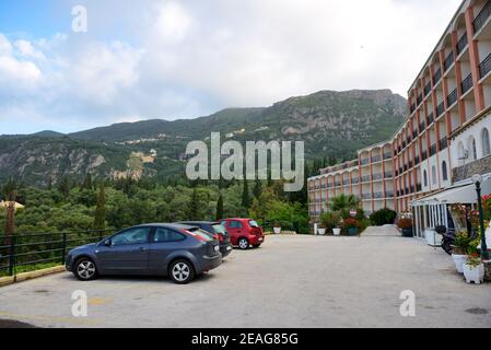 Le auto a noleggio sono vicino all'hotel a Paleokastritsa, isola di Corfù, Grecia Foto Stock