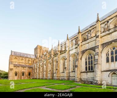 Vista dell'esterno della navata e façade della facciata del transetto ovest dell'iconica architettura gotica della Cattedrale di Winchester a Winchester, Hampshire, nel sud dell'Inghilterra Foto Stock
