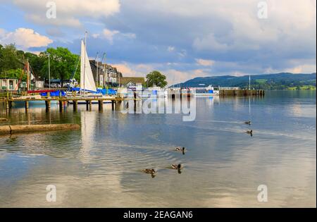 Vista con molo in legno sul lago Windermere nel distretto dei laghi inglesi da Waterhead ad Ambleside, Cumbria, Inghilterra nord-occidentale Foto Stock