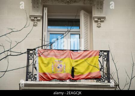 Il comune di Madrid ha stanziato una sovvenzione di 12,750 euro a un'iniziativa presentata da un artista privato, in modo che un vicino che desidera possa rinnovare la bandiera nazionale sul proprio balcone e creare un progetto espositivo con i ritiri. Mario Gutiérrez, l'artista responsabile della proposta, la ha presentata alla richiesta di aiuto per la creazione e la mobilità contemporanee 2019 ed è stata approvata dalla Commissione di valutazione con 80 punti (40 per l'interesse culturale, 15 per l'interesse socioculturale, 15 per la vitalità e la diffusione del progetto e 10 per traiettoria). "Abbiamo una chiara vocazione ad abbellire t Foto Stock