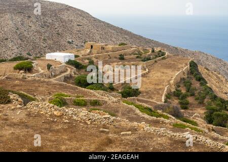 Una cappella bianca sulla collina di Folegandros, bella isola greca nel Mar Egeo. CICLADI, Grecia Foto Stock