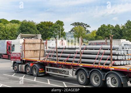 STRENSHAM, INGHILTERRA - SETTEMBRE 2018: Autocarro articolato gestito da Downton con un pieno carico di acciaio fermato in una stazione di servizio autostradale Foto Stock