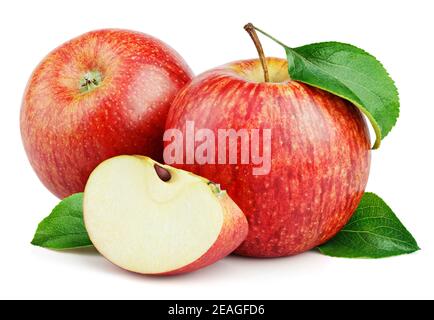 Frutta di mela rossa matura con fetta di mela e foglie di verde di mela isolate su sfondo bianco. Mele rosse e foglie con percorso di ritaglio Foto Stock