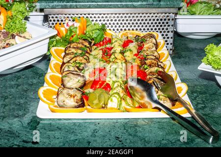 Piatto alimentare vegetariano al forno con cucina mediterranea sana. Pepe verde-rosso, egpland e zucchine Foto Stock