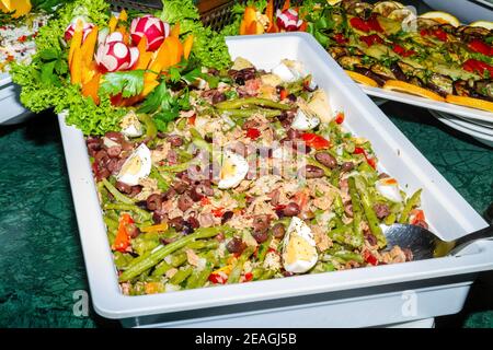 Piatto alimentare vegetariano sano e fresco mediterraneo. Fagiolo verde, patate, olive, tonno, uova, pomodori. Foto Stock