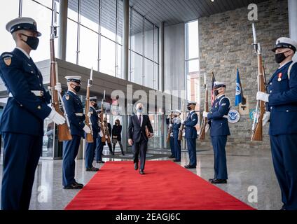 Il Segretario della sicurezza interna degli Stati Uniti Alejandro Mayorkas cammina sul tappeto rosso quando arriva per il suo primo giorno di lavoro dopo essere stato confermato come il 7 ° segretario 2 febbraio 2021 a Washington, DC. Foto Stock