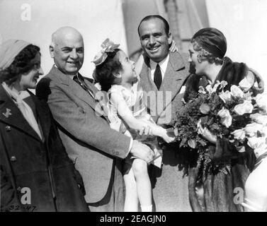 Leading Lady MARIA ALBA ANGELO ROSSI Sindaco di San Francisco e sua nipote ELEANOR ROSSI DOUGLAS FAIRBANKS Sr e MARY PICKFORD a bordo di Steamship S.S. Mukura il 23rd febbraio 1932, prima della partenza della barca da San Francisco per Papeete Tahiti con Alba e Fairbanks per rendere IL SIG. ROBINSON CRUSOE 1932 direttore A. EDWARD SUTHERLAND storia Douglas Fairbanks (come Elton Thomas) musica Alfred Newman Elton Productions / United Artists Foto Stock