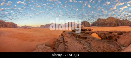 Piccolo ponte di roccia a Wadi Rum, Giordania Foto Stock