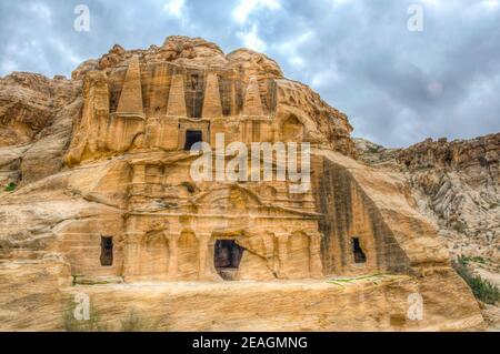 Tomba di Obelisco e Bab come Siq Triclinium a Petra, Giordania Foto Stock