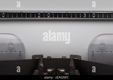 Closeup macchina da scrivere manuale vintage con carta bianca vuota per la digitazione del testo. Foto Stock