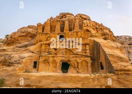 Tomba di Obelisco e Bab come Siq Triclinium a Petra, Giordania Foto Stock