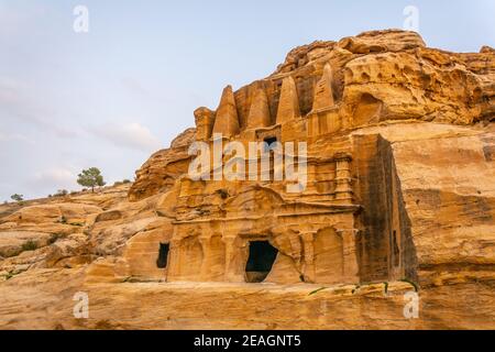 Tomba di Obelisco e Bab come Siq Triclinium a Petra, Giordania Foto Stock