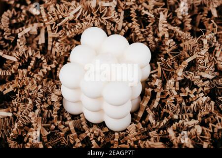 Bubble cube candela sul fondo di carta bruno shredded Foto Stock