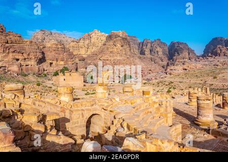 Il grande tempio e Qasr al Bint a petra, Giordania Foto Stock