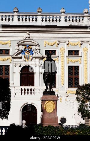 Leipzig Germania Johann Wolfgang von Goethe Monumento a Naschmarkt di fronte all'edificio della Vecchia Borsa (Alte Boerse) a Lipsia. Foto Stock