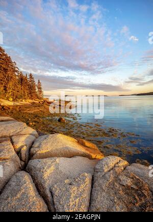 Deer Isle, Maine: Tramonto colorato lungo la costa della baia di Jericho Foto Stock