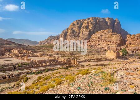 Il grande tempio e Qasr al Bint a petra, Giordania Foto Stock