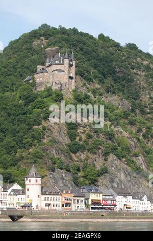 Burg Katz, vicino a Loreley, si trova sopra Sankt Goarshausen, sul Reno (Rhein). Foto Stock