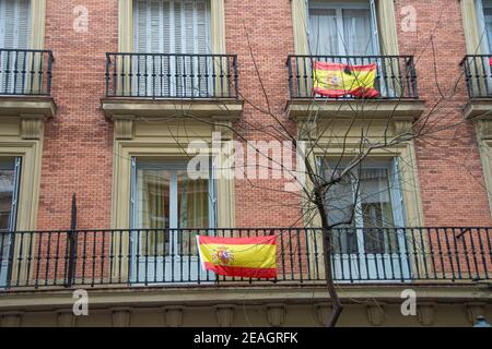 Il Consiglio comunale di Madrid ha stanziato una sovvenzione di 12,750 euro a favore di un'iniziativa presentata da un artista privato, in modo che un vicino che desideri possa rinnovare la bandiera nazionale sul proprio balcone e creare un progetto espositivo con i ritiri.Mario Gutiérrez, l'artista responsabile della proposta, L'ha presentato all'invito a concedere aiuti per la creazione e la mobilità contemporanee 2019 ed è stato approvato dalla commissione di valutazione con 80 punti (40 per l'interesse culturale, 15 per l'interesse socioculturale, 15 per la redditività e la diffusione del progetto e 10 per traiettoria). (Foto di Alberto Sibaja/Pacific Press) Foto Stock