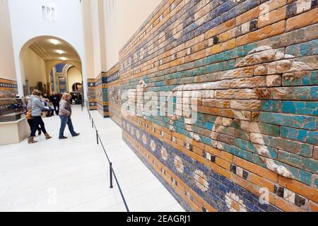 Berlino, Germania i leoni su mattoni smaltati adornano la via processionale ricostruita dalla porta di Ishtar al Museo Pergamon. Foto Stock