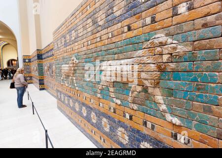 Berlino, Germania i leoni su mattoni smaltati adornano la via processionale ricostruita dalla porta di Ishtar al Museo Pergamon. Foto Stock