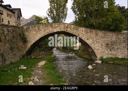 Ponte di pietra nella città di Sallent de Gallego, situato a Hueca, Aragon, Spagna. Vista paesaggio Foto Stock