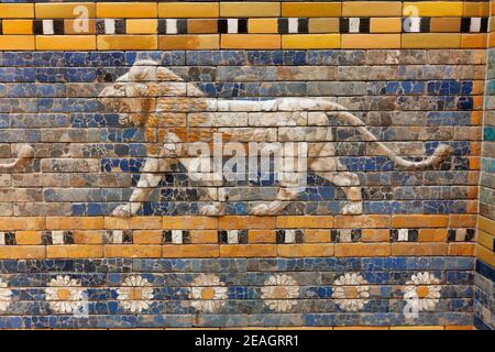 Berlino, Germania i leoni su mattoni smaltati adornano la via processionale ricostruita dalla porta di Ishtar al Museo Pergamon. Foto Stock