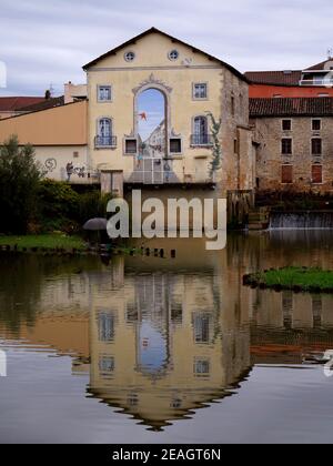 AJAXNETPHOTO. PONT DE VAUX, FRANCIA. - WALL ART - TROMP L'OEIL MURALE SUL LATO DI UNA PROPRIETÀ NELLA CITTÀ CHE DOMINA UN LAGO. PHOTO:JONATHAN EASTLAND/AJAX REF:GX8 180910 861 Foto Stock