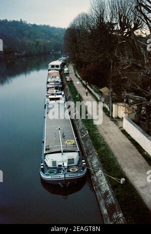 AJAXNETPHOTO. BOUGIVAL, FRANCIA. - FIUME SENNA - VISTA DAL MODERNO PONTE CHE COLLEGA IL VILLAGGIO DI BOUGIVAL ALL'ILE DE LA CHAUSSEE GUARDANDO A NORD-OVEST. GLI ARTISTI IMPRESSIONISTI DEL XIX SECOLO ALFRED SISLEY E CAMILLE PISSARRO HANNO ENTRAMBI FATTO STUDI SULLA VITA FLUVIALE QUI VICINO.PHOTO:JONATHAN EASTLAND/AJAX REF:CD2 1540 3 Foto Stock