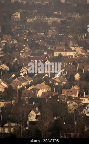 AJAXNETPHOTO. LOUVECIENNES, FRANCIA. - VISTA DALLE ALTEZZE NORD-EST DEL CENTRO DEL VILLAGGIO CHE DOMINA LA SENNA VERSO IL SOBBORGO DI CROISSY SUR SEINE; POSIZIONI NELLA ZONA VISITATA DA PITTORI IMPRESSIONISTI DEL 19 ° SECOLO COME ALFRED SISLEY, CAMILLE PISSARRO, AUGUSTE RENOIR E ALTRI PRIMA DELLA MODERNA RIQUALIFICAZIONE DEL PAESAGGIO. PHOTO:JONATHAN EASTLAND/AJAX REF:D1X90301 2057 Foto Stock