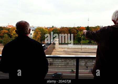 Berlino, Germania i visitatori sulla piattaforma di osservazione al Berlin Wall Memorial C Documentation Center. Foto Stock