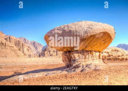 Roccia di funghi nel deserto di Wadi Rum in Giordania Foto Stock