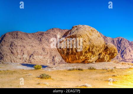 Formazioni rocciose rotonde nel deserto di Wadi Rum in Giordania Foto Stock